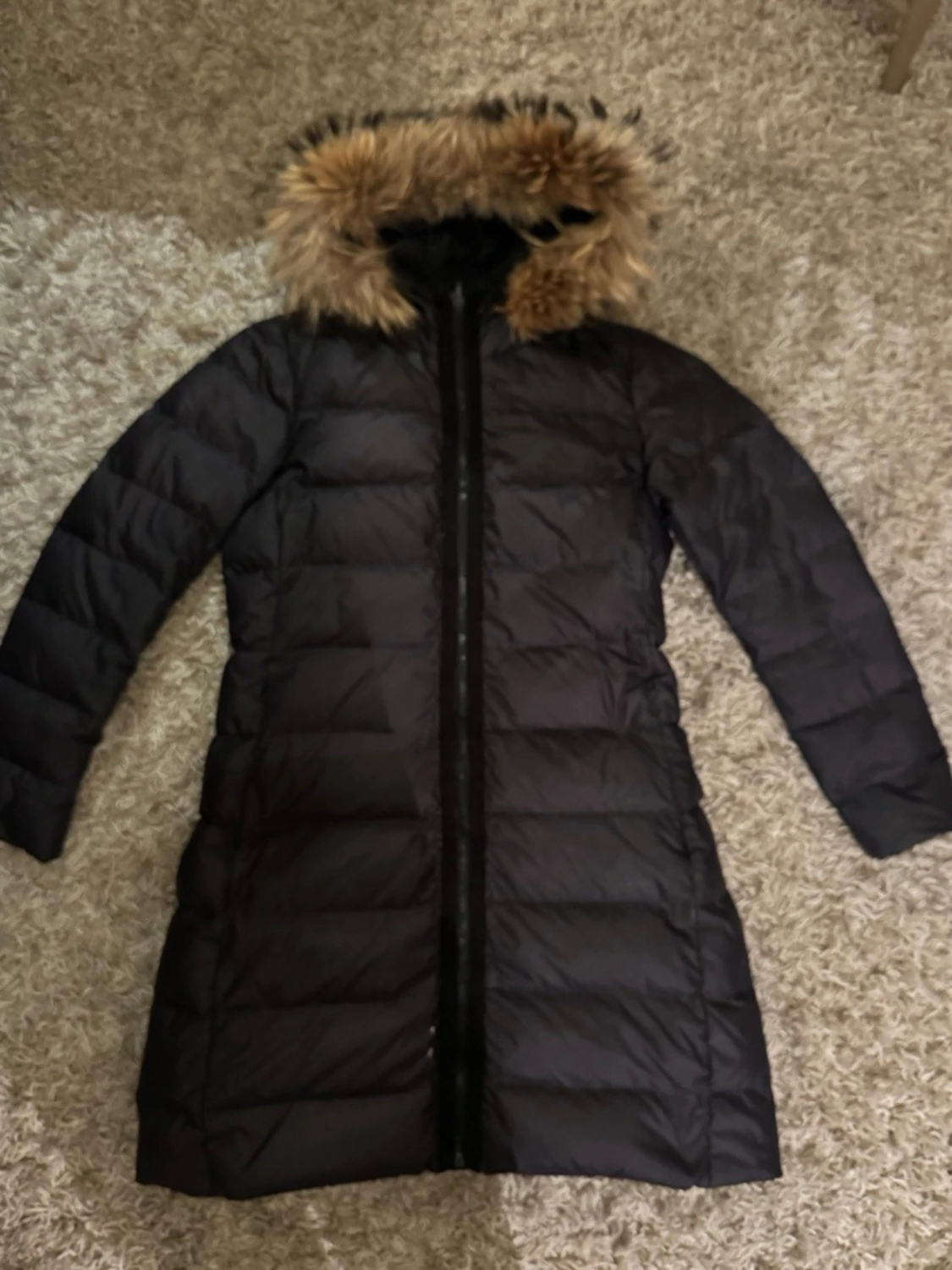 Svart lång dunjacka med fuskpäls