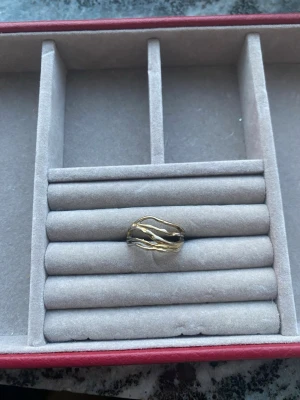 Ring - Jättefin ring från olympia. Den är inte använd så mycket 💕 den är även justerbar!