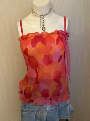 Rosa och orange mönstrad linnetopp - Has some spots