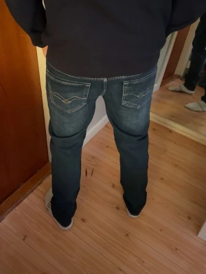 Mörk blå replay jeans - W30 L32  Jeansen är i en schysst mörkblå färg osäker på modell eftersom det ej finns någon lapp men passar som slim vid frågor eller funderingar är de bara att fråga.