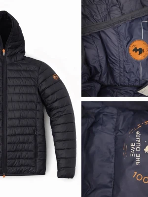 Svart dunjacka från Save The Duck - Snygg svart dunjacka från Save The Duck med quiltad design och huva. Jackan har dragkedja framtill, två sidofickor och logopatch på ärmen. Tillverkad i lätt, vattenavvisande material och fylld med syntetdun. Perfekt för vinter, vår och höst!
