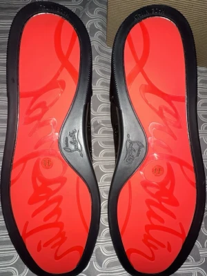 Svarta Louboutin Herr - Helt sprallans nya Louboutin skor herr utan spikar. Med den klassiska och snygga röda sullan som är perfekt för sommaren/ våren. Den är storlek 44. Om du är intresserad, vill diskutera pris eller har en fråga är det bara att ge en signal.