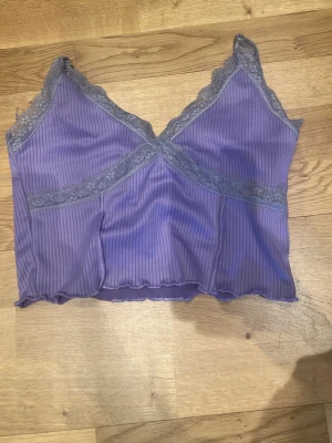 Lila maglinne💜🎀 - Säljer ett jätte gulligt lila linne som jag inte längre använder. Har använt mycket som yngre, den är inte sönder eller sönder tvättad. Jätte bra nu till sommaren när det är varmt. 😊💜🎀💕