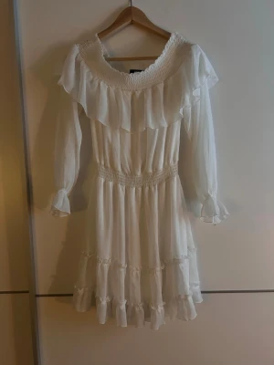 vit klänning  - köpt på sellpy, har själv endast använt en gång! 🤍