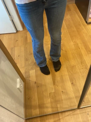 Blå bootcut jeans med stretch - Säljer ett par snygga blå bootcut jeans med lätt utsvängda ben. Materialet är stretchigt denim som sitter bekvämt och följer kroppen. Perfekta till vardagslooken. Dom passar tyvärr inte mig längre! 💝 