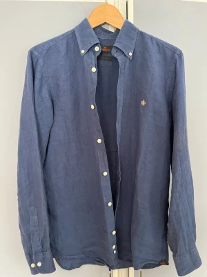 Morris skjorta - Säljer denna riktigt fräscha Morris skjortan. Skjortan är väl omhändertagen och i bra skick. Den är i storlek xs men passar även S. Nypris är runt 1300kr, jag säljer den för 500kr. Hör av dig om du har några funderingar🙌