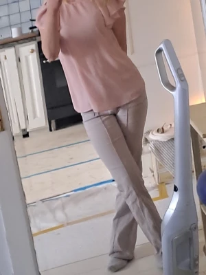 Snygga bootcut - Snygga beiga/vita byxor. Använda 2 gånger. Low waist.