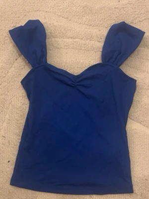 Blå topp - Snygg blå topp från NA-KD i storlek XS. 💕