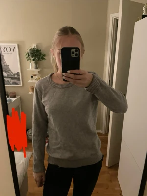 Grå stickad tröja från VILA - En enkel och snygg grå stickad tröja från VILA med rund halsringning och ribbade muddar vid ärmslut och nederkant. Perfekt för lager-på-lager och passar till jeans eller kjol. Materialet är mjukt och behagligt. Börjar bli lite knoppig. Funkar jättebra om du vanligtvis har storlek S.