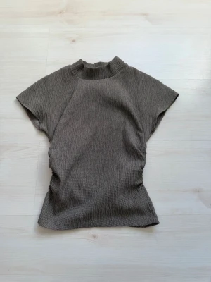 Topp - Supersnygg topp med resor💕