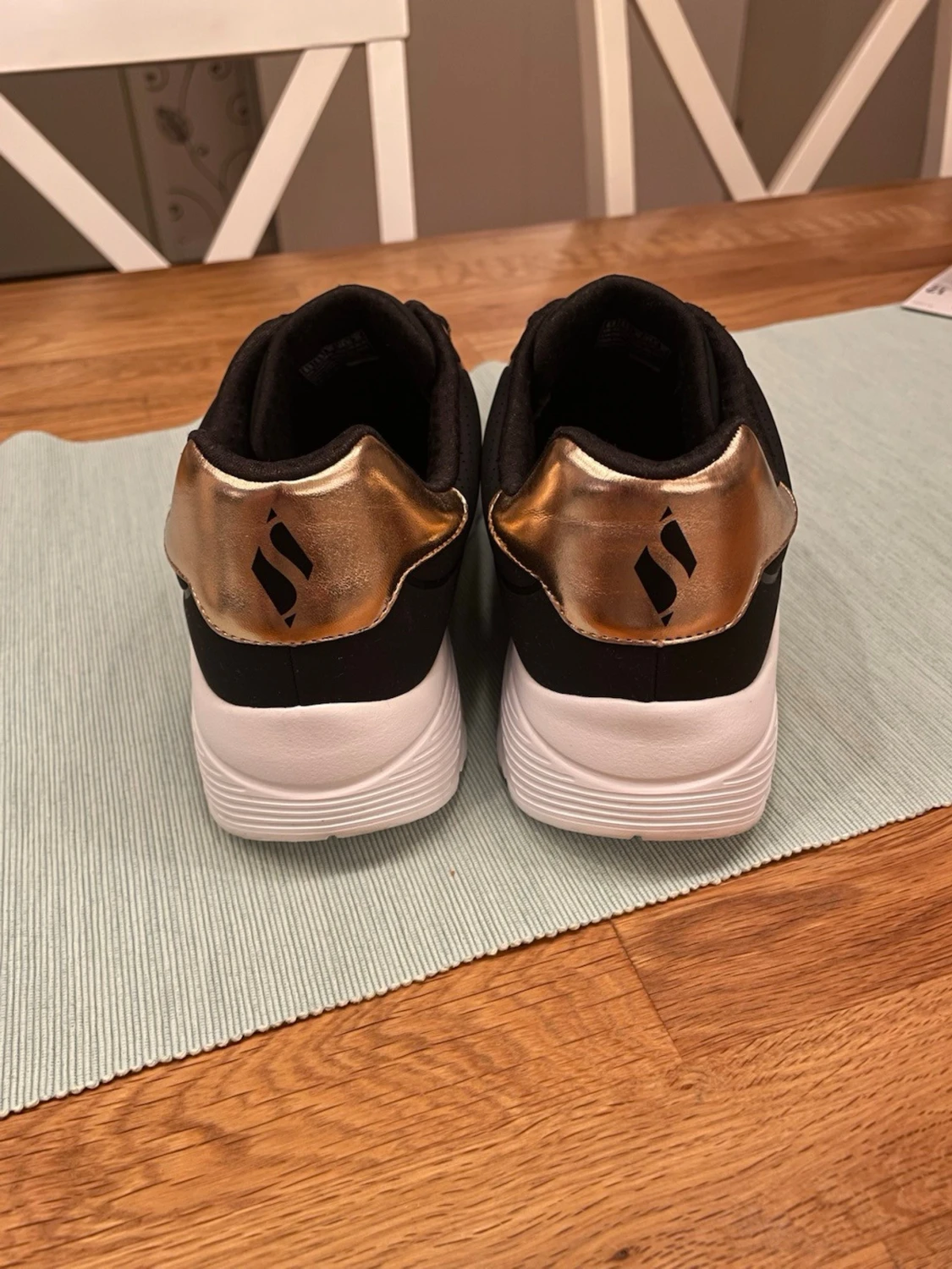 Svarta Skechers sneakers med vit sula - 5