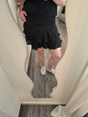 Svart volangkjol från SHEIN - fin kjol 