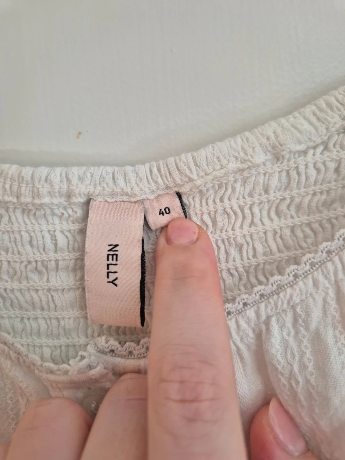 Vit blus med volang och puffärm - 3