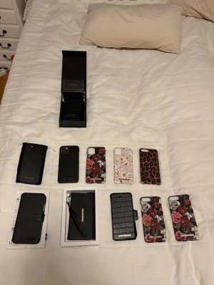 Massor olika mobilskal - Det är flera olika modeller av Ideal of swedens mobilskal. Iphone 7 skalen = 100kr. Iphone 11 skalen = 200kr. Iphone 11 limited skalet = 300kr