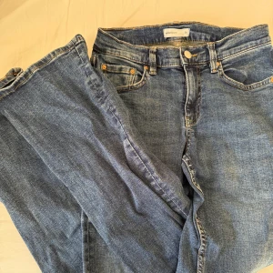 Blå raka jeans från Gina tricot - Säljer ett par klassiska blå jeans från Gina tricot, bootcut och fem fickor. 💓 Använd ett fåtal gånger mid waist. Perfekt i längd för mig som är 164💕