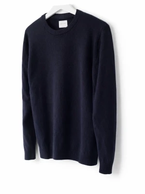 Mörkblå stickad tröja A Day’s March - En stilren mörkblå stickad tröja från ”A Day’s March” med rund halsringning och långa ärmar. Tröjan har ribbade muddar vid ärmslut och nederkant. Perfekt för lager-på-lager och perfekt till våren med en snygg väst till. Den är M men ganska tight i storleken så när du S passar den också. Vid frågor är det bara att höra av sig. 