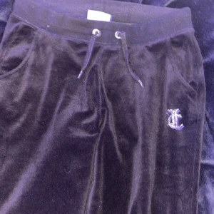 Juicy couture byxor i storlek M - Snygga juicy couture byxor, knappt använda. 