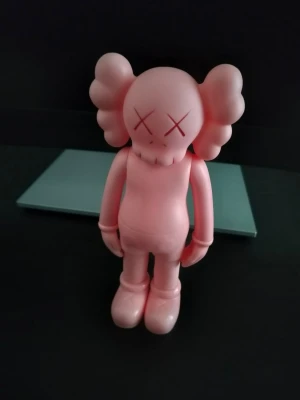 KAWS Companion ca 17cm - Säljer en rosa KAWS Companion 'Five Years Later' samlarfigur. Köpt för cirka 280$ och kvitto finns 