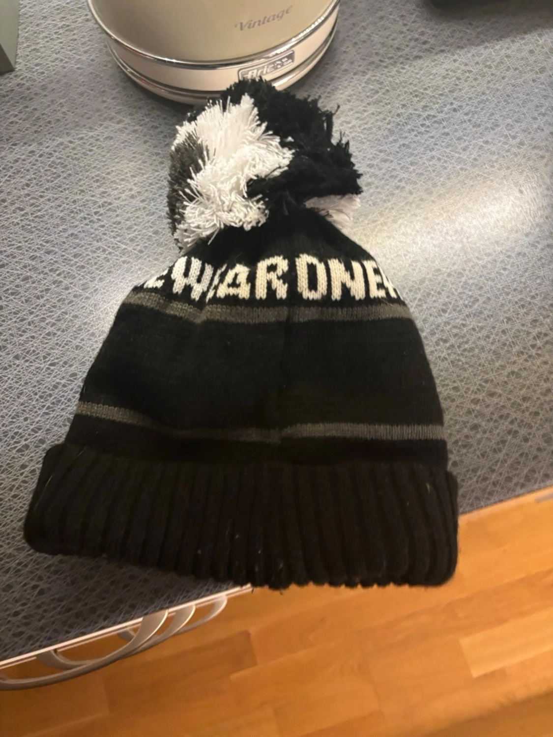 Svart mössa med tofs och Åre-tryck - 2