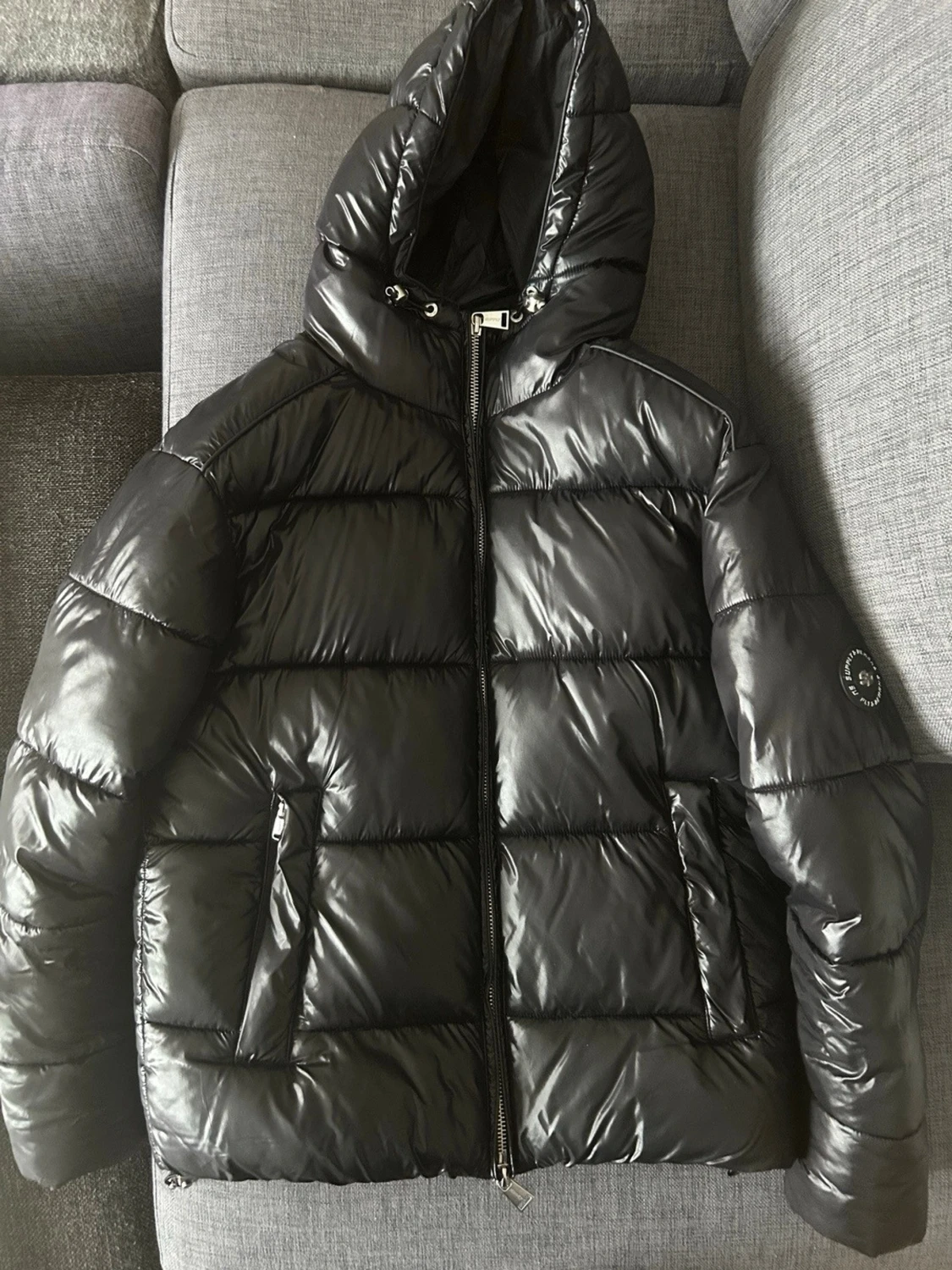 Svart pufferjacka med huva - 1