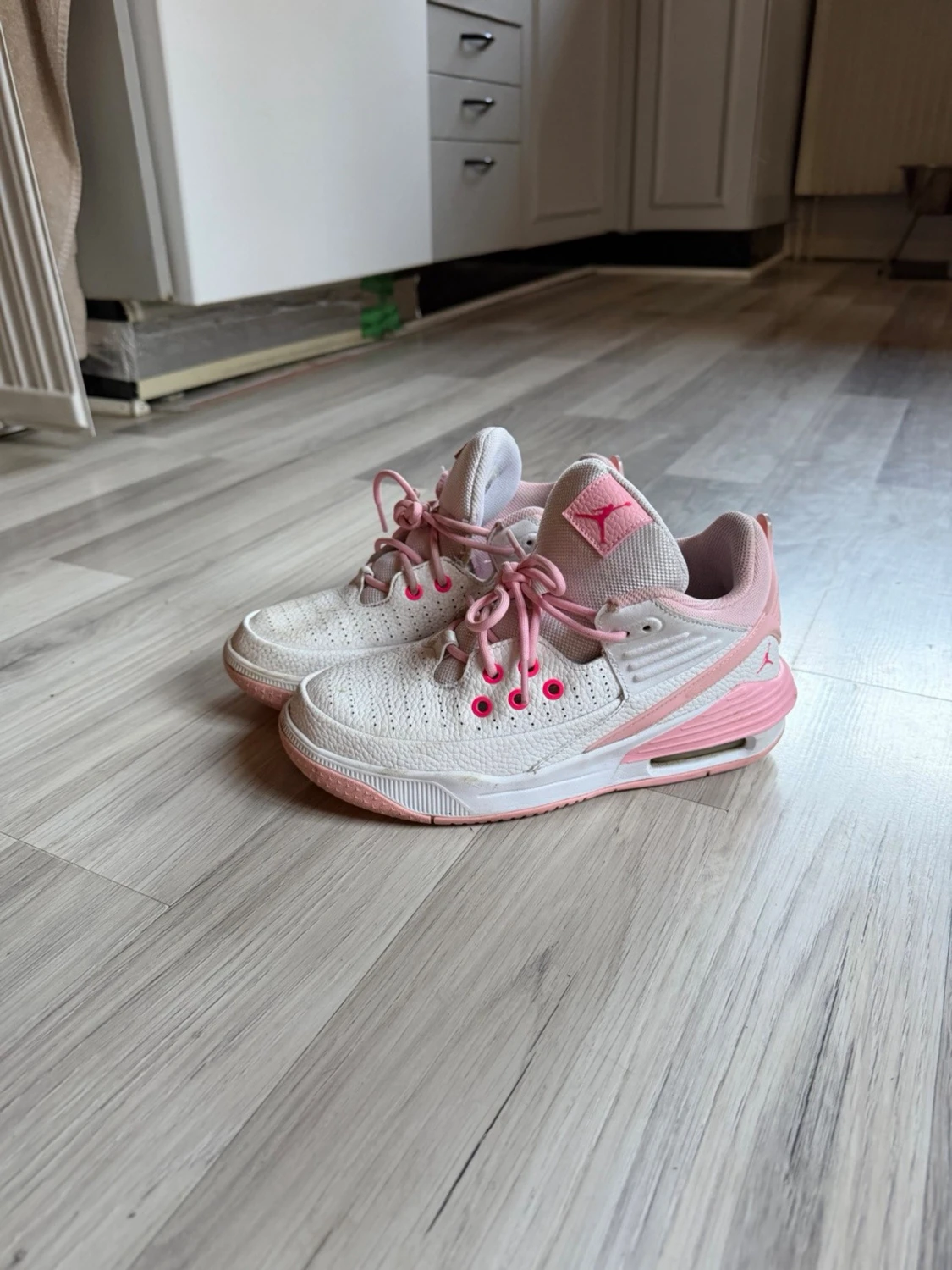 Vita och rosa Air Jordan sneakers