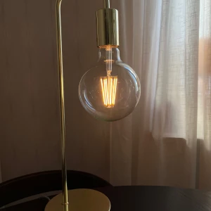 Två stilrena bordslampor  - Säljer två stilrena bordslampor från Mio. Lamporna är i mycket fint skick – felfria och utan tydliga märken.  Mått: H 49,5 cm Ø 15 cm  Glödlampor ingår om så önskas, men då tillkommer lite på priset.