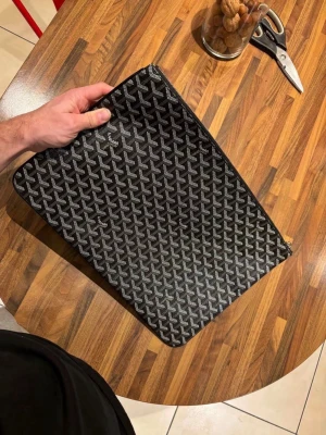 Svart datorfodral - Snyggt datorfodral i svart med det klassiska vita och gråa mönster. Fodralet har en smidig dragkedja och är tillverkat i tåligt canvasmaterial. Perfekt för att skydda din laptop med stil.