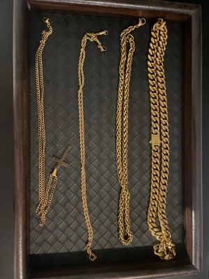 Mix av chains tills sommaren  - Säljer ett set med flera halsband i både guld- och silverfärg. Några har grova kedjor, andra är tunnare och ett har ett korshänge. Materialet ser ut att vara metall. Perfekt för att mixa och matcha olika stilar och lager på lager. Skriv vid köp eller mer info om ngt 
