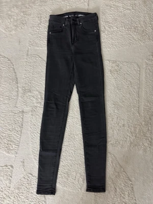 Svarta skinny jeans  - Snygga svarta skinny jeans från Bik Bok med klassisk femficksdesign och hög midja. Jeansen har stretchigt material för en bekväm passform och smala ben som sitter tight hela vägen ner.