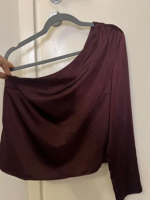 One shoulder blus - Gullig vinröd one shoulder blus, använd fåtal gånger.