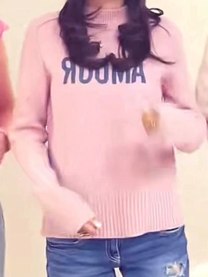 Zadig & Voltaire Rosa stickad tröja med tryck - Söt rosa stickad tröja med blått texttryck framtill. Tröjan har rund halsringning, långa ärmar och ribbade muddar vid ärmslut och nederkant. Står ingen storlek men skulle säga xxs/xs