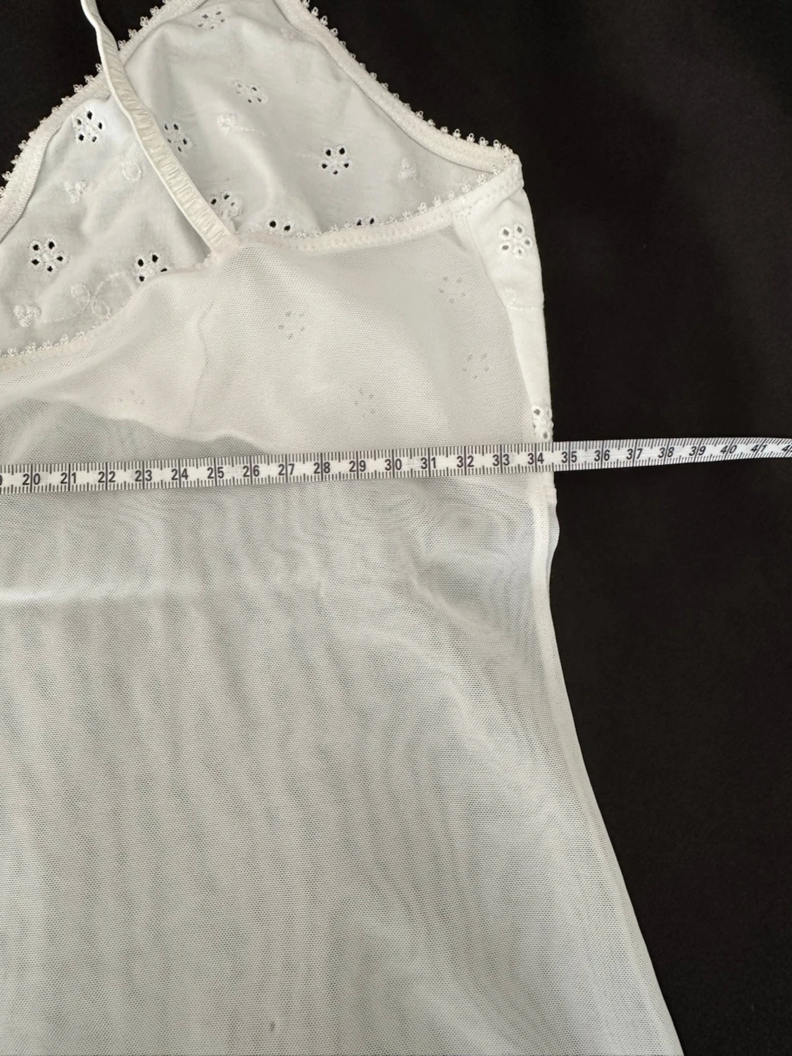 Vit spetstopp med broderade blommor - 4