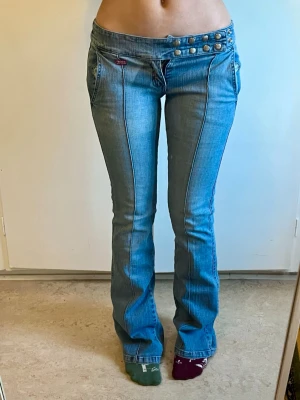 Lågmidjade jeans - Storlek 27 eller 36. De är inte min storlek och därför ser de lite tajta ut på bilderna 😅Midja: 35 cm 🌸Höfter: 42 cm 🌸Innerbenslangd: 83 cm 🌸Rise/ midjehöjd: 17 cm 🌸Benöppning: 24 cm