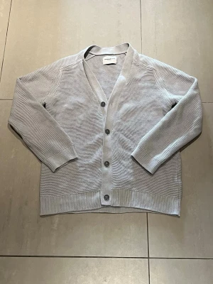 Kofta THESE GLORY DAYS - Superfin kofta från THESE GLORY DAYS, koftan är aldrig använd utan har bara legat i garderoben. Oanvänd utan prislapp!!