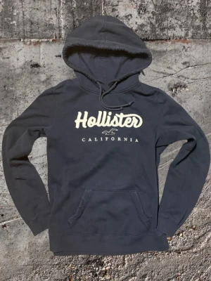 Mörkblå hoodie från Hollister - Tjena, säljer nu en snygg hoodie ifrån Hollister. Den är i storleken L och är i ett mycket bra skick! Om du har några frågor eller funderingar är det bara att skriva!