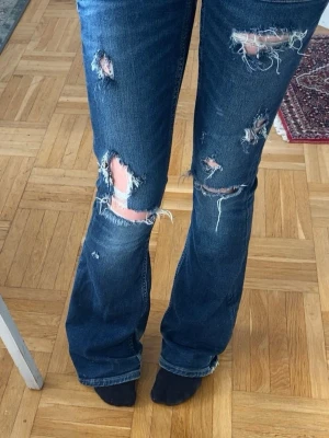 Gina Tricot bootcut jeans - Lowwaist bootcut jeans från Gina tricot, mycket bra skick på byxorna men de är lite slitna längst ner!!!❤️ skriv för fler bilder på jeansen