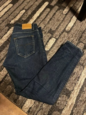 Mörkblå jeans från tiger of Sweden  - Ett par snygga jeans från tiger of Sweden. 33/32 men skulle säga att dom funkar som 32/32. Priset går alltid att diskutera 