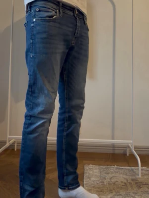 Blå slim fit jeans från Jack and Jones  - Snygga blå slim fit jeans med tvättade detaljer och klassisk femficksdesign. Modellen heter slim Glenn och är i storleken 33 32. Nypris 900kr mitt pris 399kr✅//mvh Hugo’s Wardrobe 