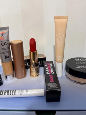 Makeup set  - Smink set innehåller: benefit mascara bad gal 4g+ lancome lipstick +nyx miniral poudre 8g + gosh 2in1 concealer + it cc crème full coverage +50spf+ Yves rocher eyeliner + Nyx jumbo eye pensil purple color 