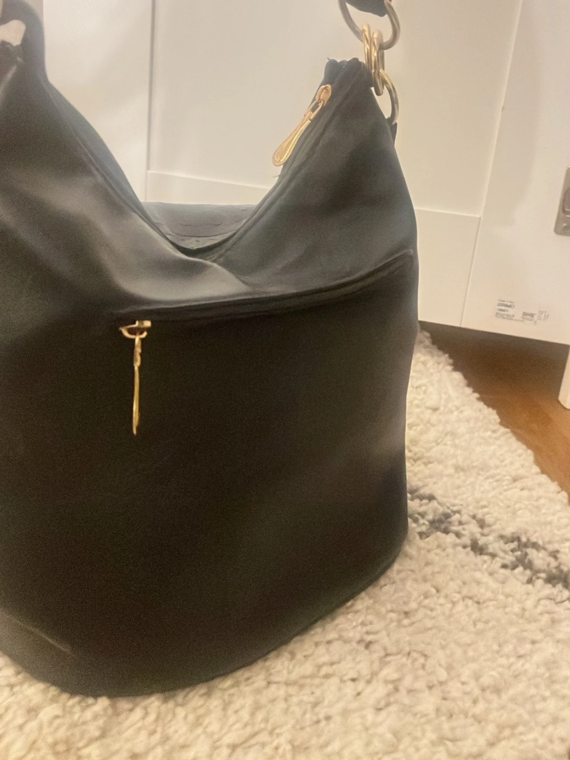 Svart bucket bag med gulddetaljer - 1