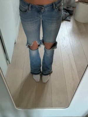 Pepe jeans  - Blåa jeans från pepe! Så snygga i storlek W:25 L:32. Har slitage i grenen men är lagade och är fullt användbara nu. Postar direkt!