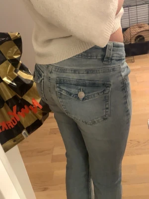Jeans med detaljerade fickor  - Ljus blå, passar mig u längd är 164’ , jag själv tycker dom är lågmidjade 