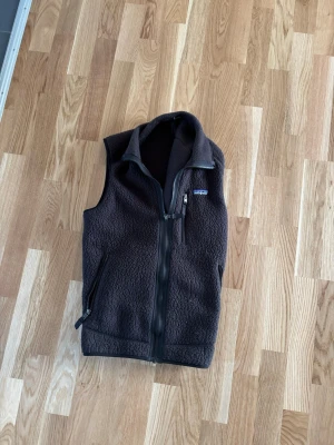 Patagonia väst - Säljer en riktigt fet Patagonia väst, perfekt nu till våren! Den är i ett fint skick och är inte använd mycket. Storlek S. Hör av er om ni undrar något!