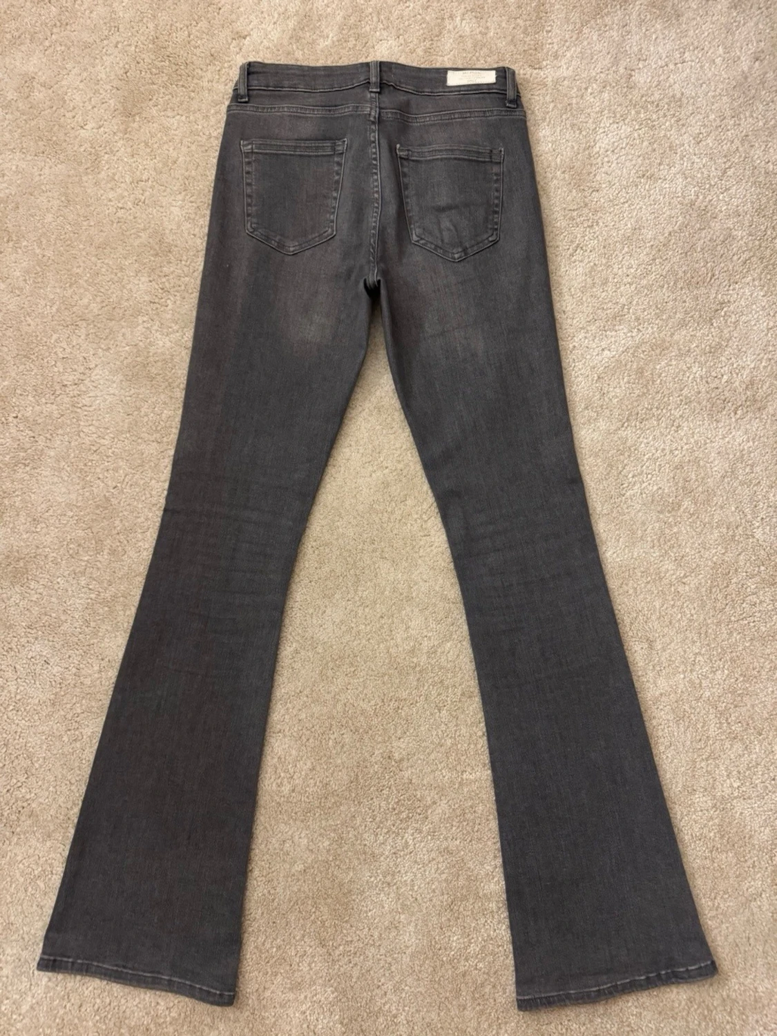 Grå bootcut jeans från Only  - 1