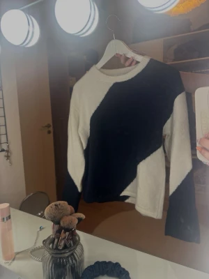 Svartvit stickad tröja med mönster - Säljer en stickad tröja i marinblå och vitt, från Gina young i storlek 170.