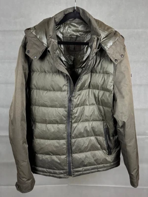 Massimo dutti jacka - Massimo dutti jacka | Färg: Grön | Storlek: XXL, sitter som XL | Skick: bra, lite smutsig skulle behöve en tvätt. |  Hör av dig vid frågor och funderingar! 