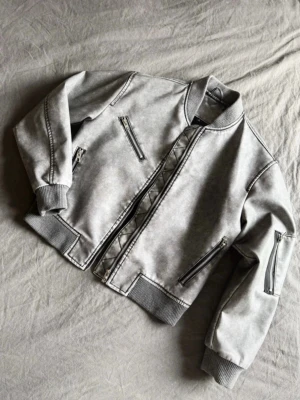 Bomber/Bikerjacka i skinn - Säljer nu min bomberjacka i skinn då den knappt kommit till användning. Liknar den populära jackan från Zara! Jättebra kvalitet och perfekt vårjacka! Köpt från Plick för något år sedan för 450kr och då var den helt ny med lappar kvar!