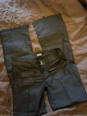 Nelly skinnbyxor  - Nelly  Skinnbyxor (modellen som inte görs längre, därav priset) Svarta  Stl. 36  Lite slitna nere vid benen och bak på ena fickan ( se bild )   Pris kan diskuteras!!☺️