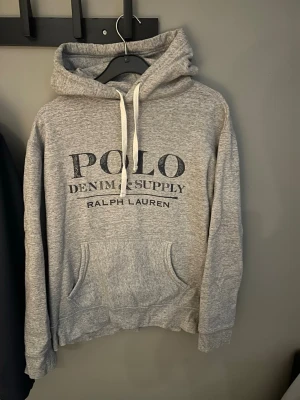 Grå hoodie från Polo Ralph Lauren - Pris diskuterbart , skickar fort , frågor bara höra av sig!