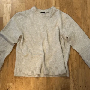 Beige stickad tröja med rund hals från hm  - Mysig beige stickad tröja med rund hals . Tröjan har en rak passform och är perfekt för lager på lager. Storleken är m och passar mig super bra ja som är 185 mycket bra kvalité och även väldigt snygg o passar till allt och kan ha den när som 